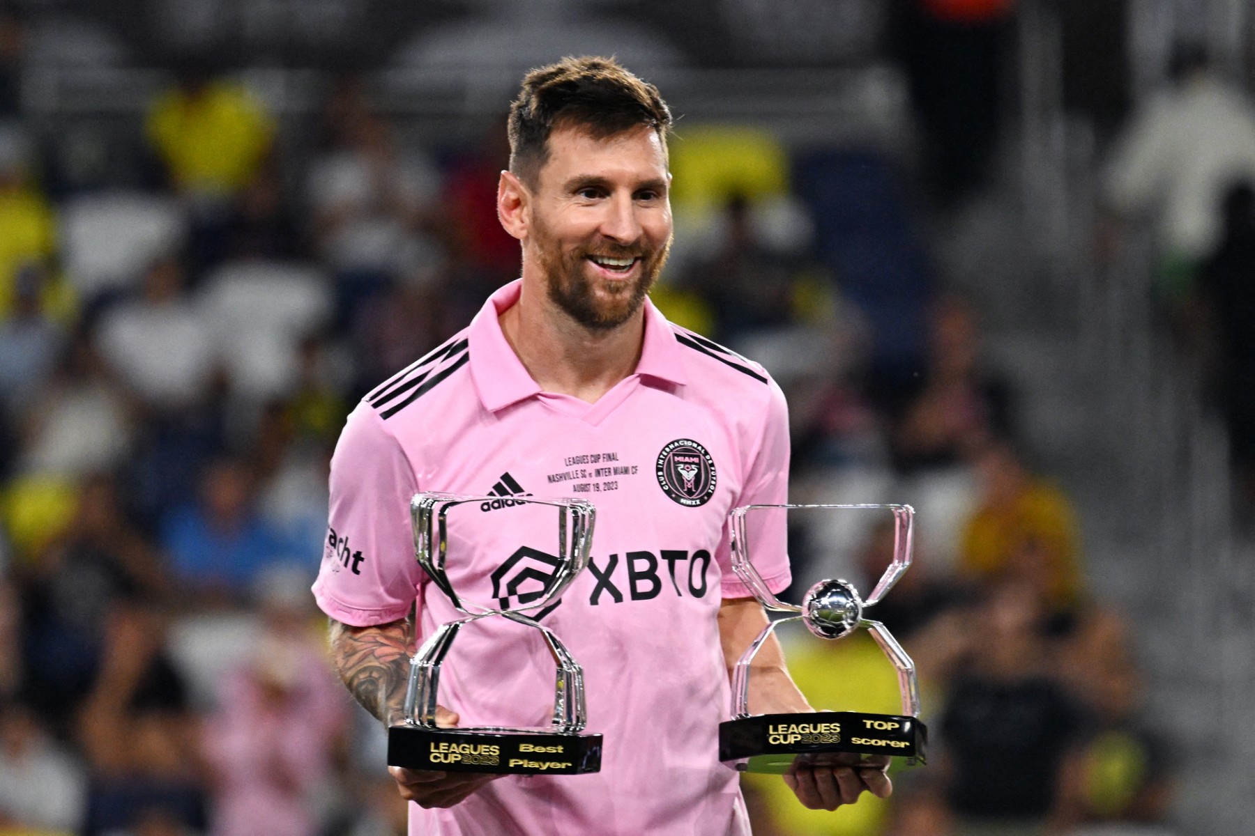 Messi nhận cú đúp giải thưởng Vua phá lưới và Cầu thủ xuất sắc nhất khi cùng CLB Inter Miami vô địch Leagues Cup năm 2023